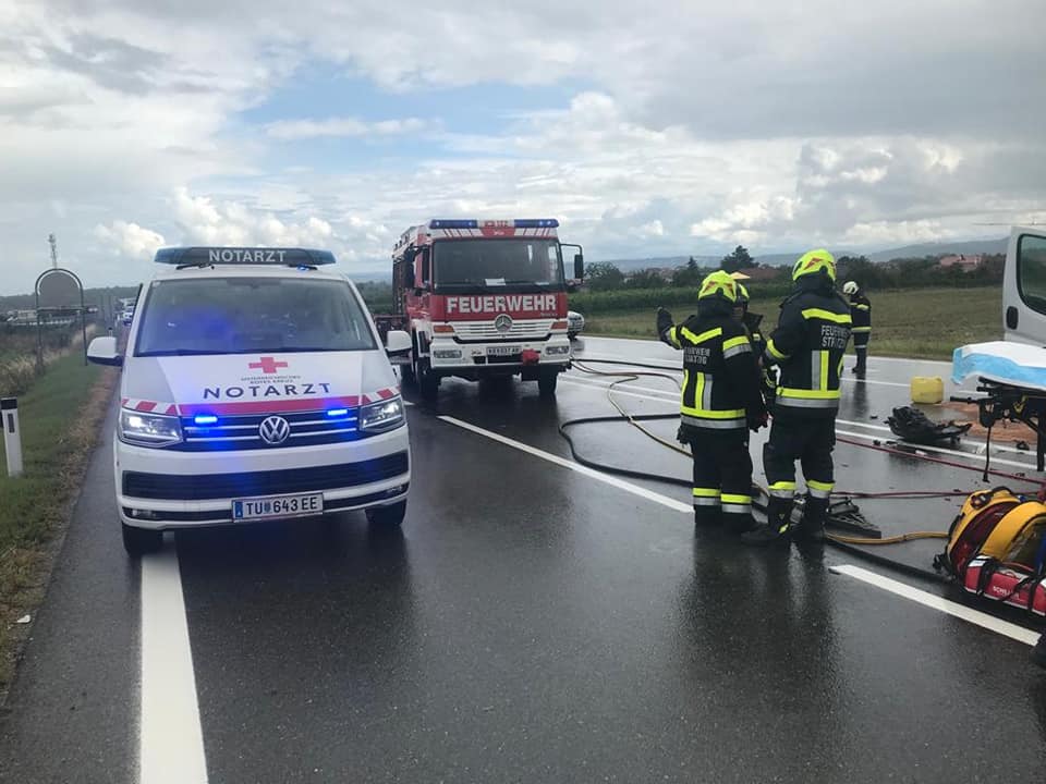 Menschenrettung bei Verkehrsunfall auf der B37