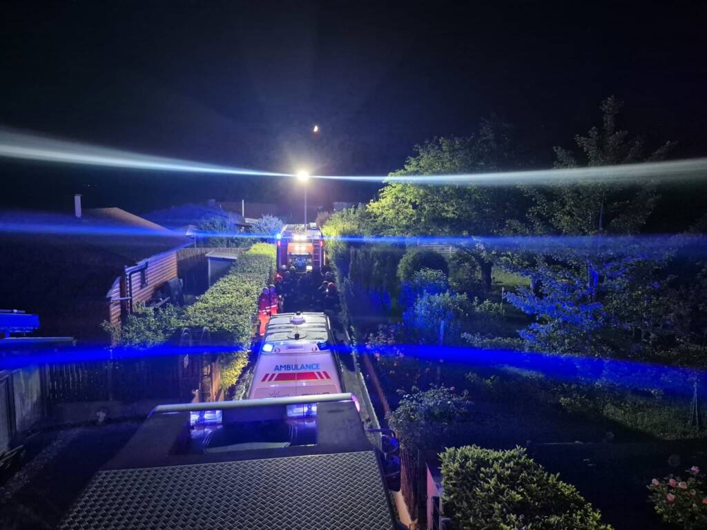 B2 Gebäudebrand klein - Gartenhütte in Brand