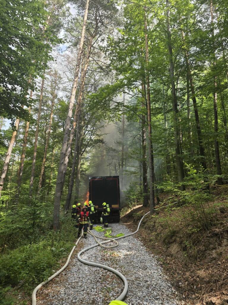 B2 Fahrzeugbrand groß