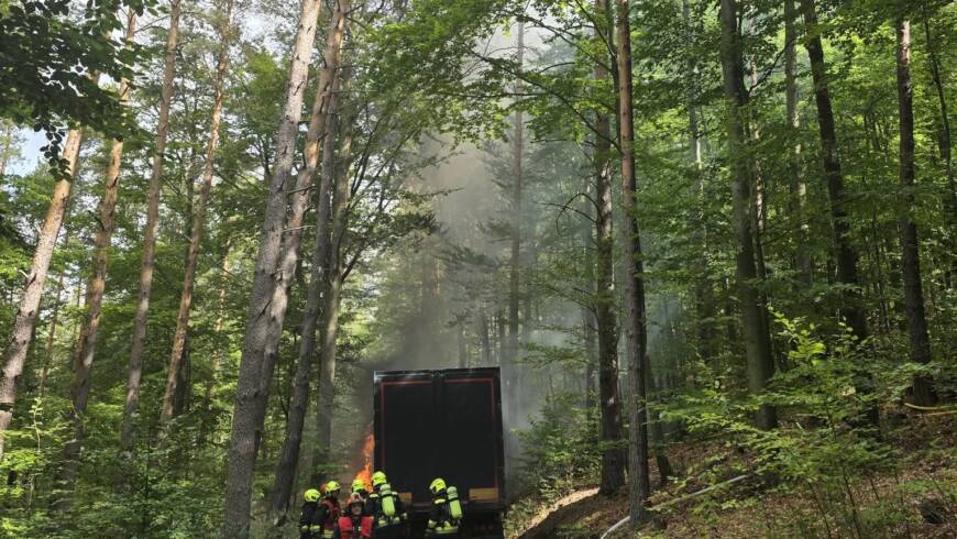 B2 Fahrzeugbrand groß